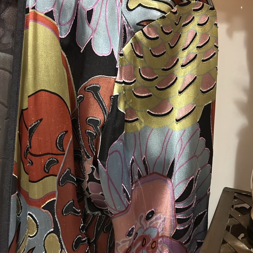 Beautiful artsy silk kimono.Will dress up sny outfit lightweightgreat traveling. - Picture 6 of 16